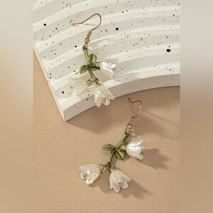 white flower drop earrings H110